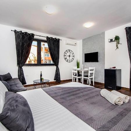 Deluxe Apartments A&A - 2 Ровин Екстериор снимка