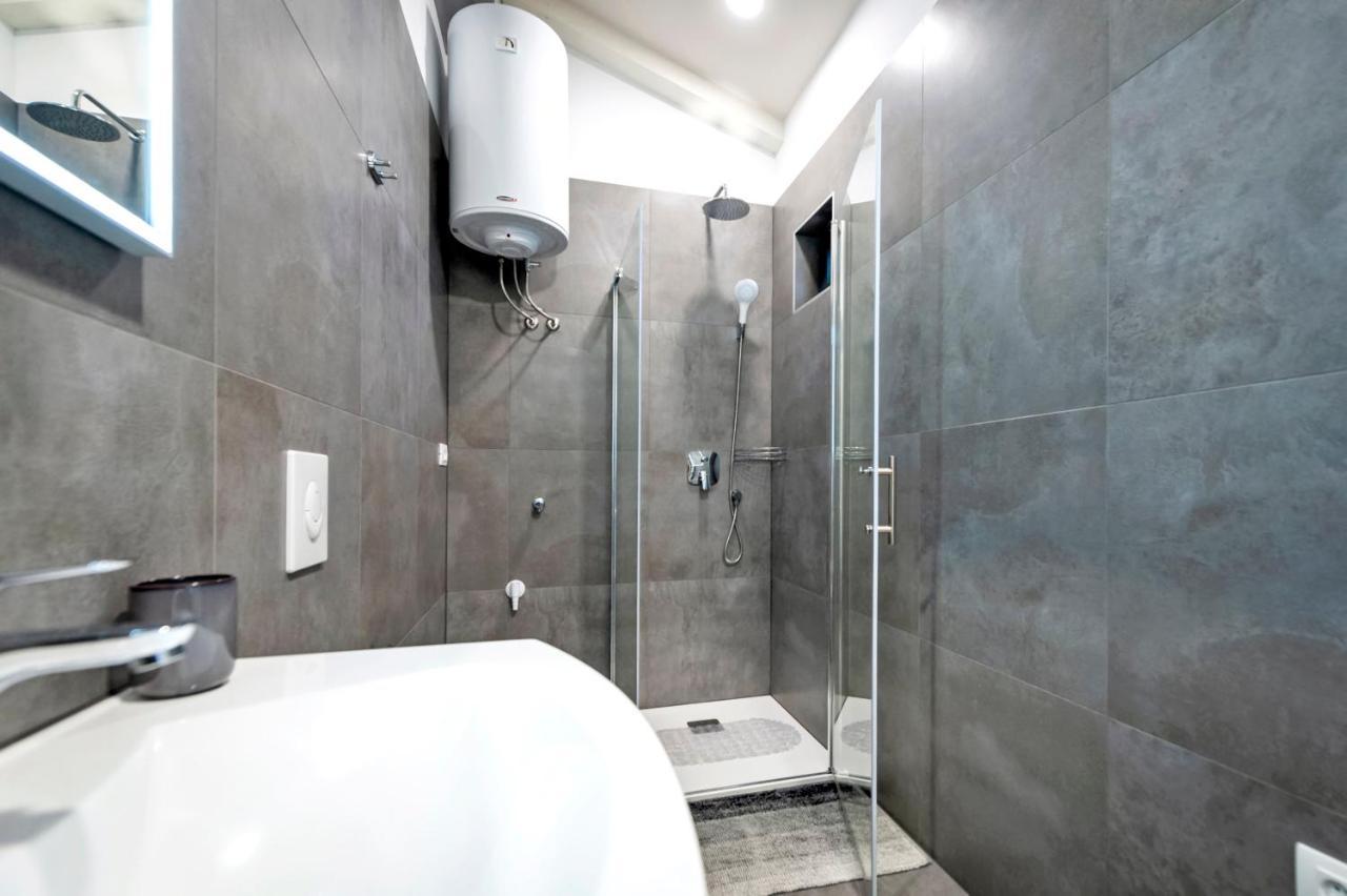 Deluxe Apartments A&A - 2 Ровин Екстериор снимка