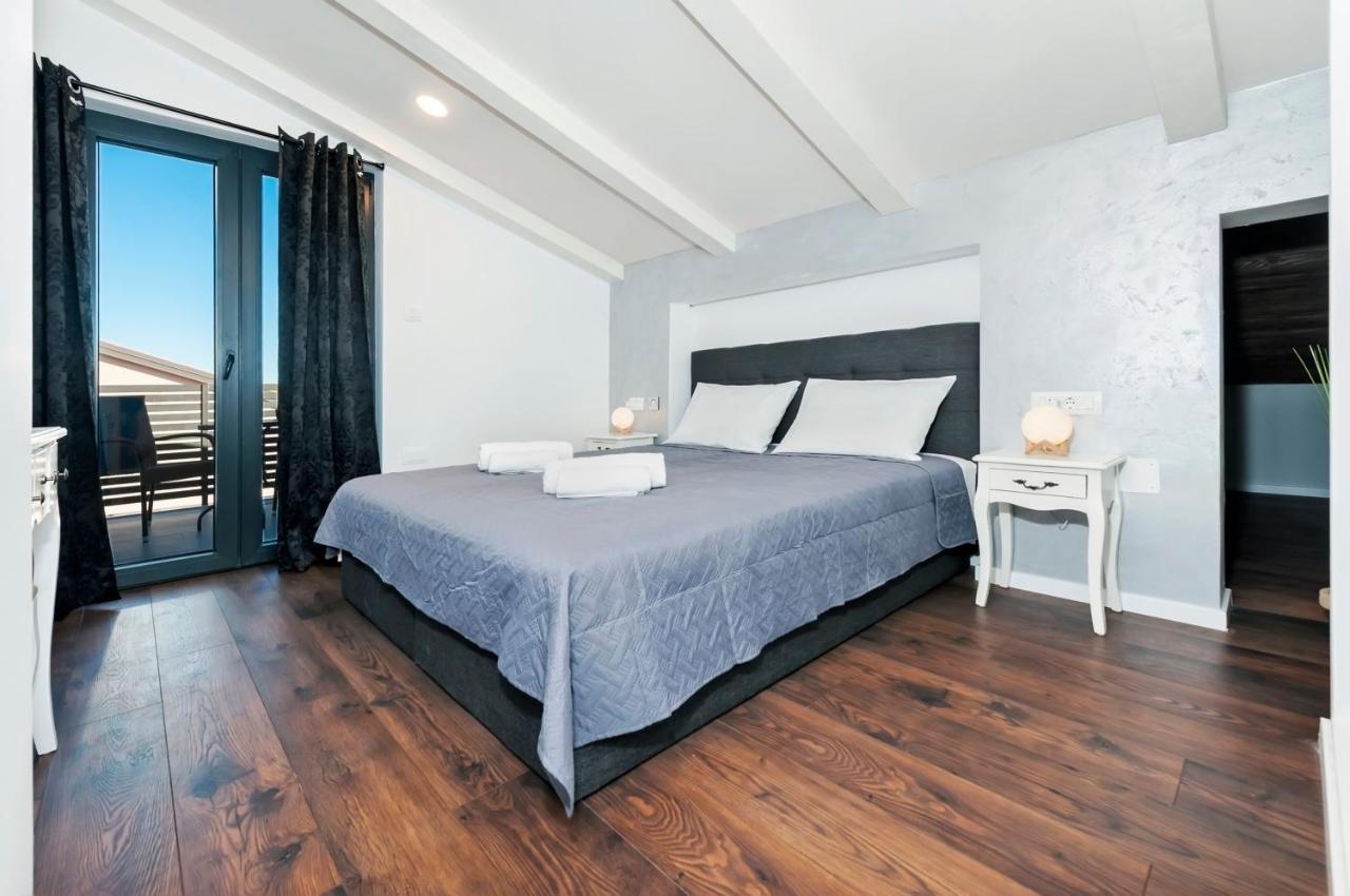 Deluxe Apartments A&A - 2 Ровин Екстериор снимка
