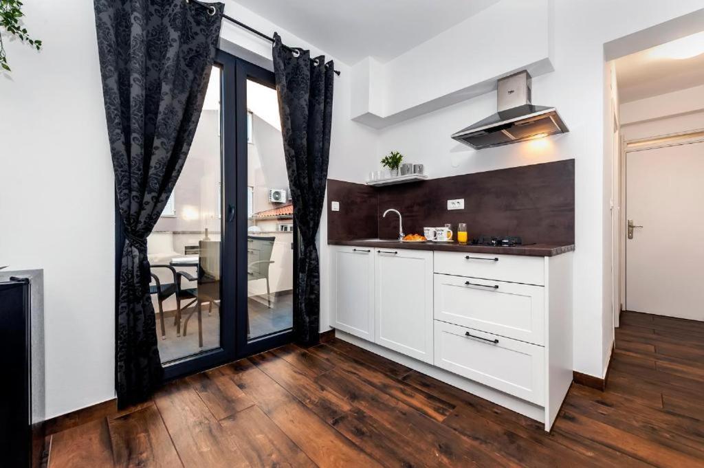 Deluxe Apartments A&A - 2 Ровин Екстериор снимка