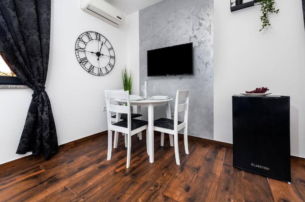 Deluxe Apartments A&A - 2 Ровин Екстериор снимка