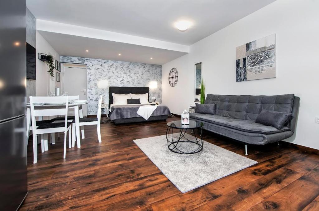 Deluxe Apartments A&A - 2 Ровин Екстериор снимка