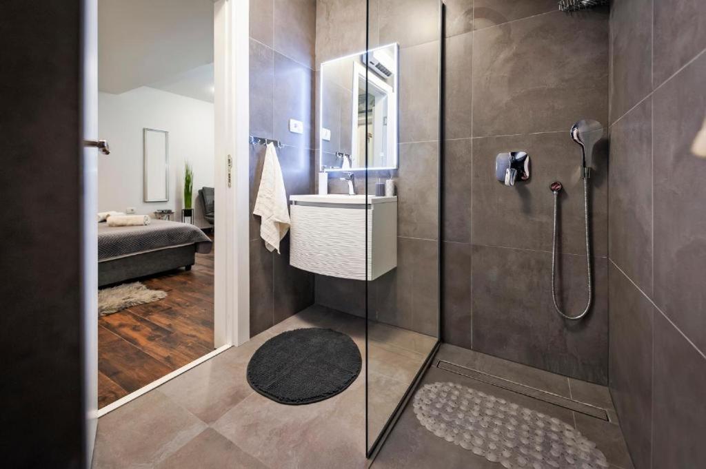Deluxe Apartments A&A - 2 Ровин Екстериор снимка