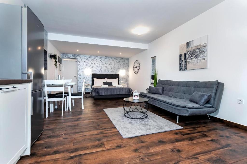 Deluxe Apartments A&A - 2 Ровин Екстериор снимка