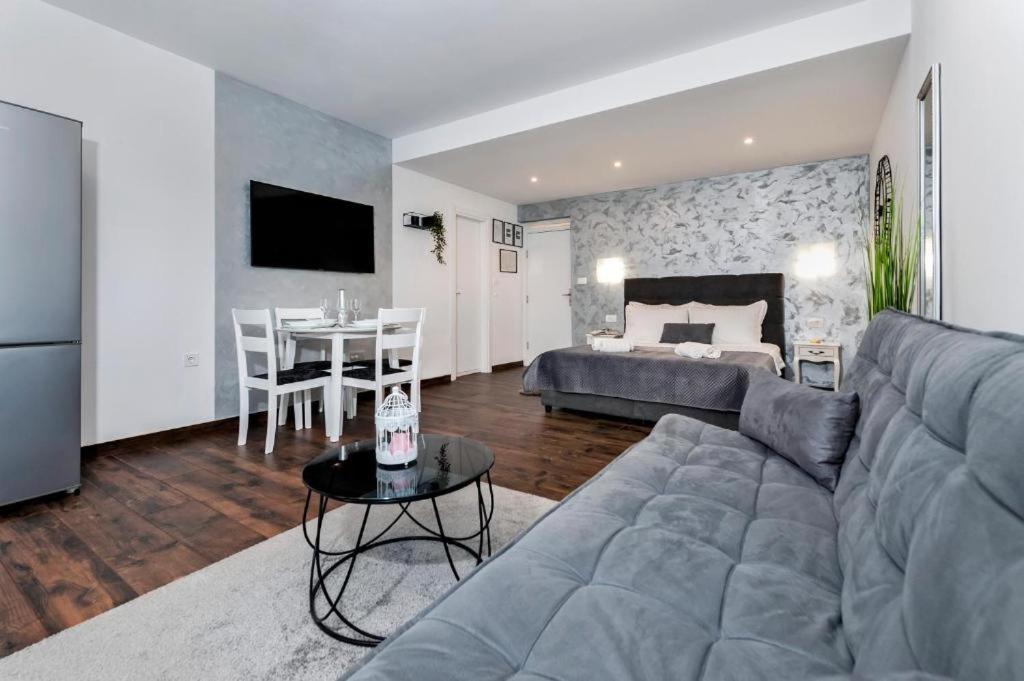 Deluxe Apartments A&A - 2 Ровин Екстериор снимка