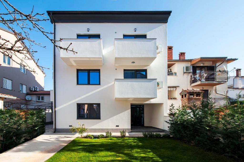 Deluxe Apartments A&A - 2 Ровин Екстериор снимка