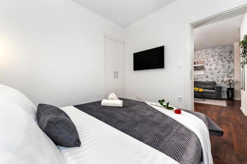 Deluxe Apartments A&A - 2 Ровин Екстериор снимка